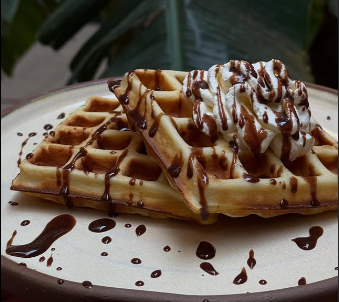 Waffle con helado y sirope ( a elección)